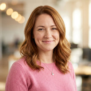 Directora de Atención al Cliente en Amplio Plazamiento, Emily Watson